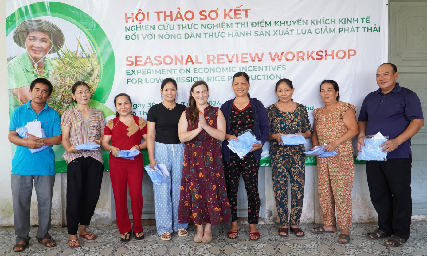 Trao thưởng cho các nông dân tham gia thí điểm.