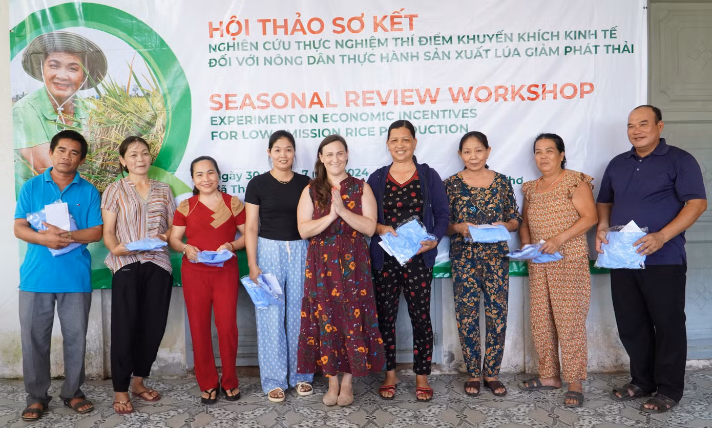 Trao thưởng cho các nông dân tham gia thí điểm. Trao thưởng cho các nông dân tham gia thí điểm.
