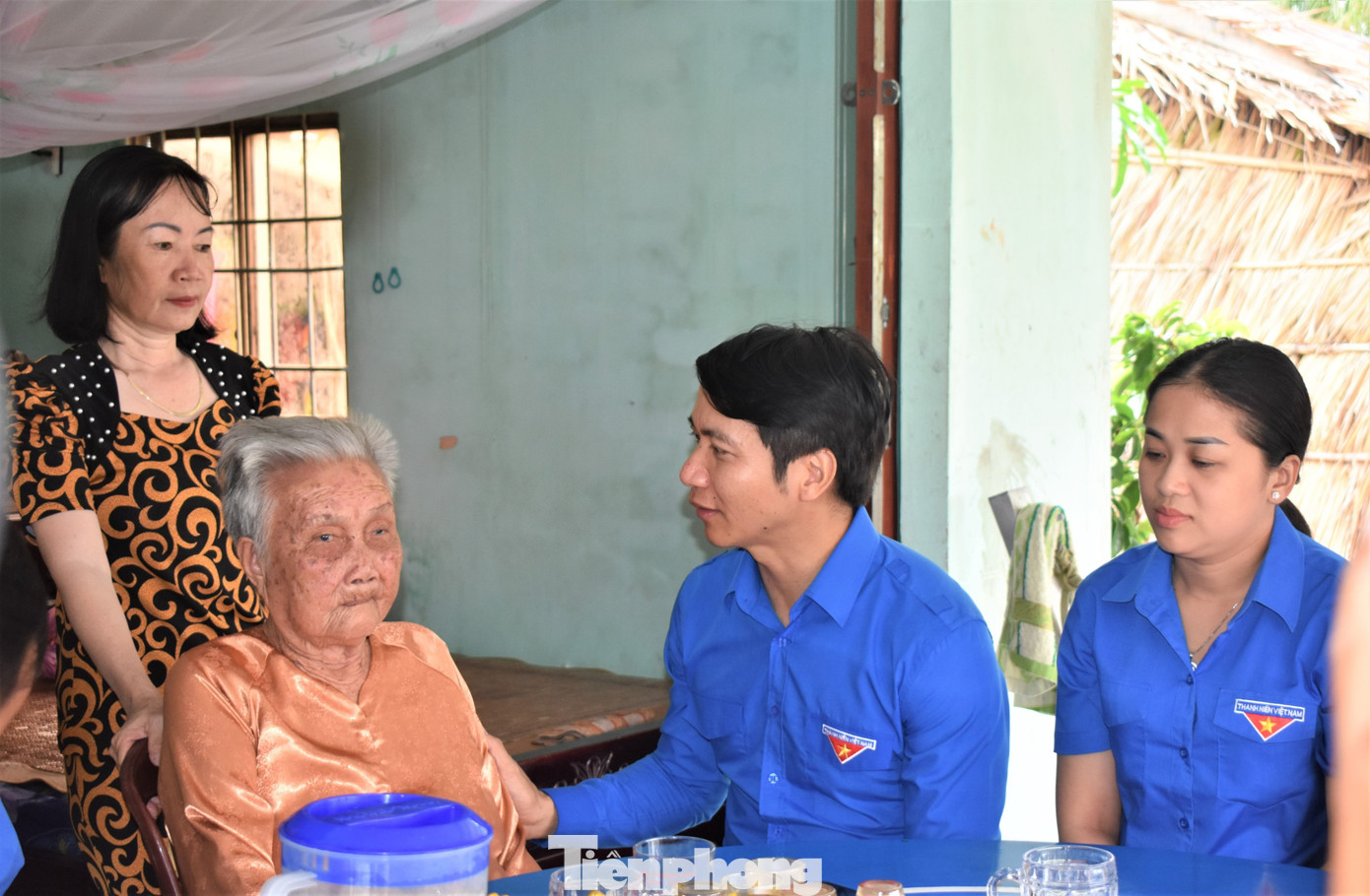 Bí thư Thường trực T.Ư Đoàn, Chủ tịch Trung ương Hội LHTN Việt Nam Nguyễn Ngọc Lương thăm Mẹ Việt Nam Anh hùng Võ Thị Hiếu (98 tuổi), ấp Đông Hưng, xã Tân Hưng Đông, huyện Cái Nước.