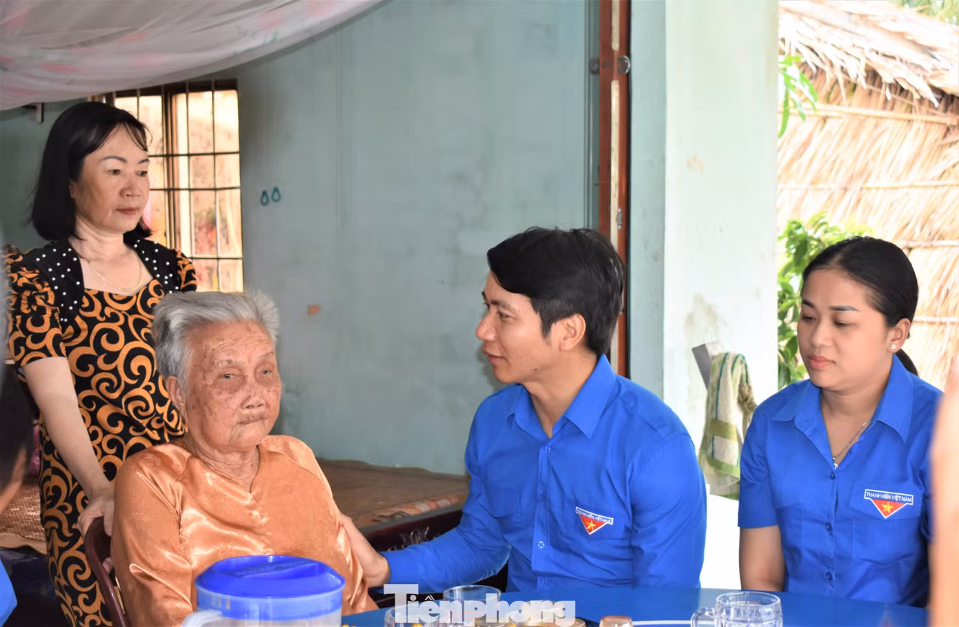 Bí thư Thường trực T.Ư Đoàn, Chủ tịch Trung ương Hội LHTN Việt Nam Nguyễn Ngọc Lương thăm Mẹ Việt Nam Anh hùng Võ Thị Hiếu (98 tuổi), ấp Đông Hưng, xã Tân Hưng Đông, huyện Cái Nước.