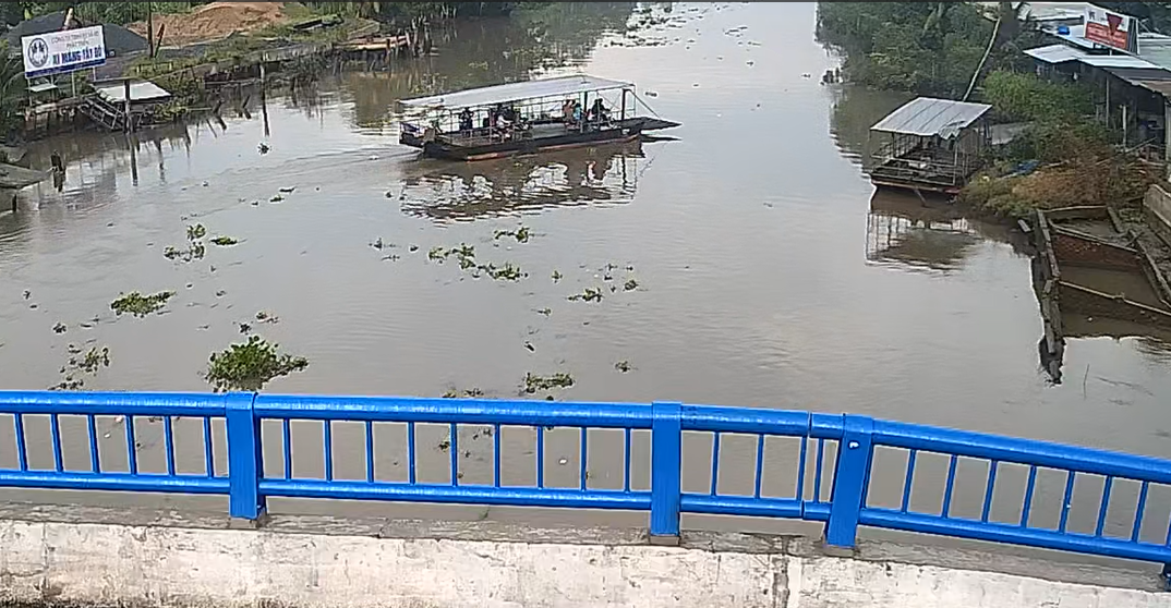 Bến đò hoạt động ngày 14/6.