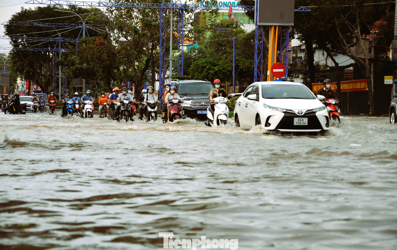 Nước ngập kéo dài từ công viên Lưu Hữu Phước đến gần trụ sở UBND thành phố.