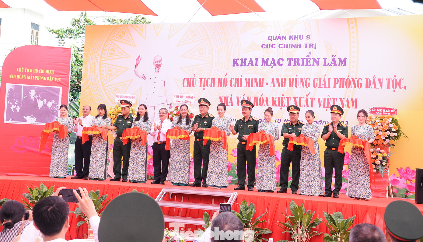 Cắt băng khai mạc triển lãm. Ảnh: CK