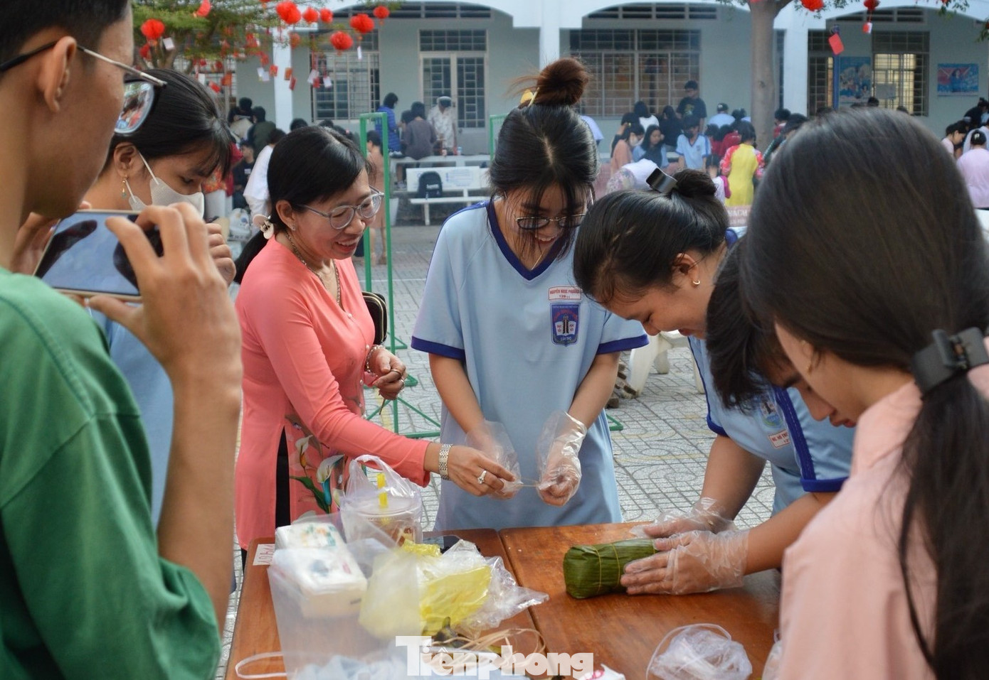 Cô trò có dịp cùng trổ tài gói bánh tét. Cô trò có dịp cùng trổ tài gói bánh tét.