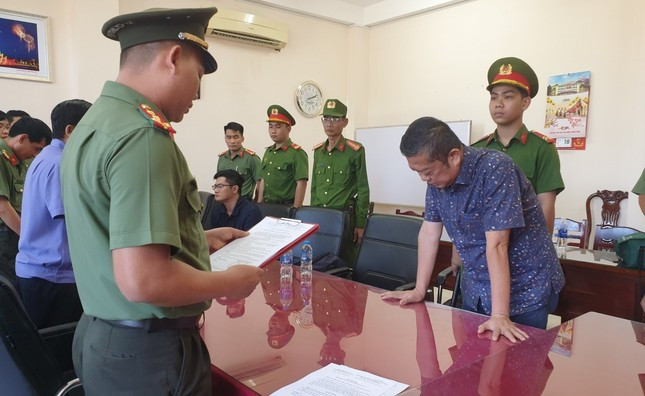 Công an tống đạt các quyết định khởi tố và lệnh bắt tạm giam Lê Gia Phước hồi tháng 1/2024. Ảnh: Thế Phong Công an tống đạt các quyết định khởi tố và lệnh bắt tạm giam Lê Gia Phước hồi tháng 1/2024. Ảnh: Thế Phong