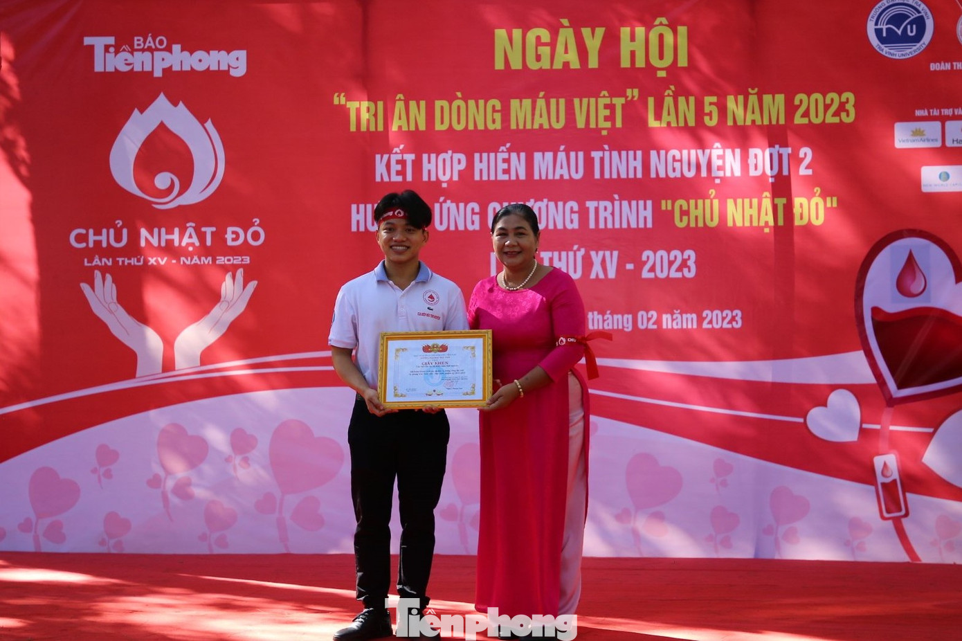 Tiến sĩ Thạch Thị Dân - Phó Hiệu trưởng Trường Đại học Trà Vinh trao Giấy khen hiến máu tiêu biểu cho Tác Vũ Hảo.