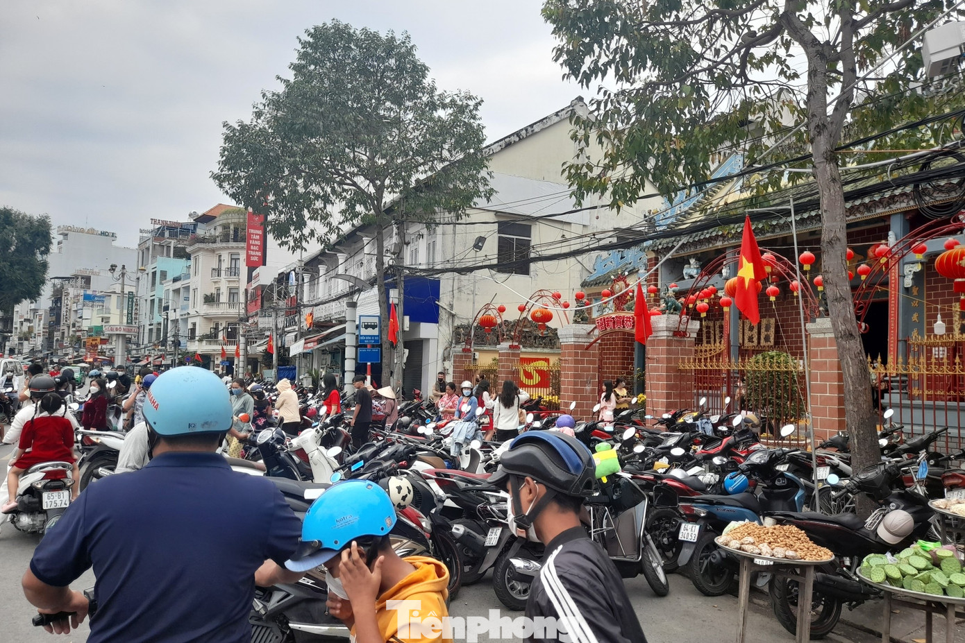 Trong khi đó, tại một số điểm du lịch vẫn còn thu hút đông đảo người dân và du khách.