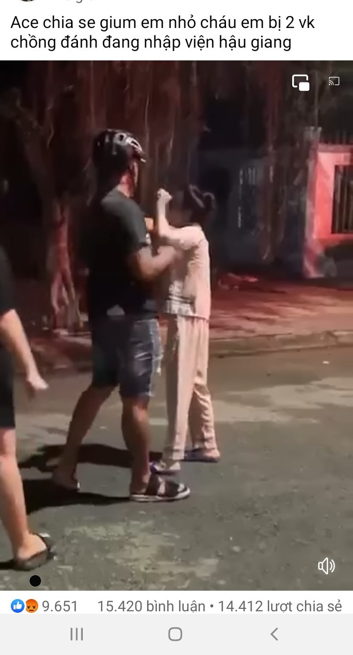 Hình ảnh đôi vợ chồng đánh cô gái được đăng tải trên mạng xã hội facebook.