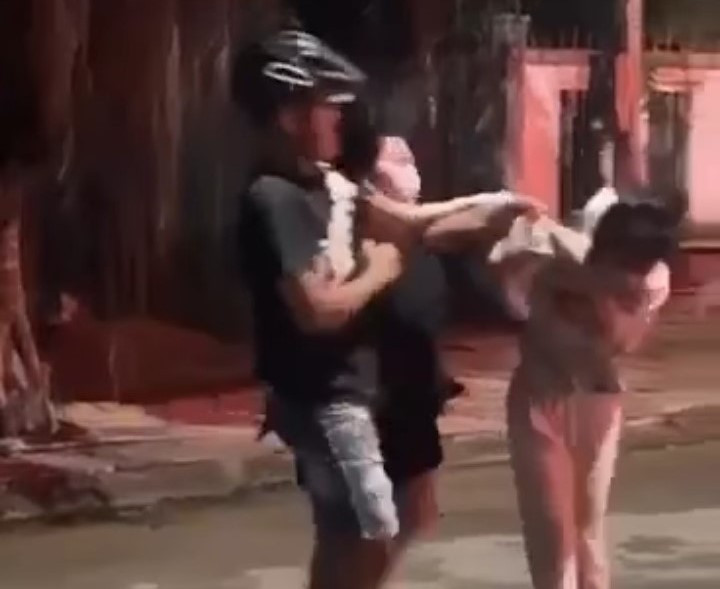 Hình ảnh đôi vợ chồng đánh cô gái được đăng tải trên facebook. Hình ảnh đôi vợ chồng đánh cô gái được đăng tải trên facebook.