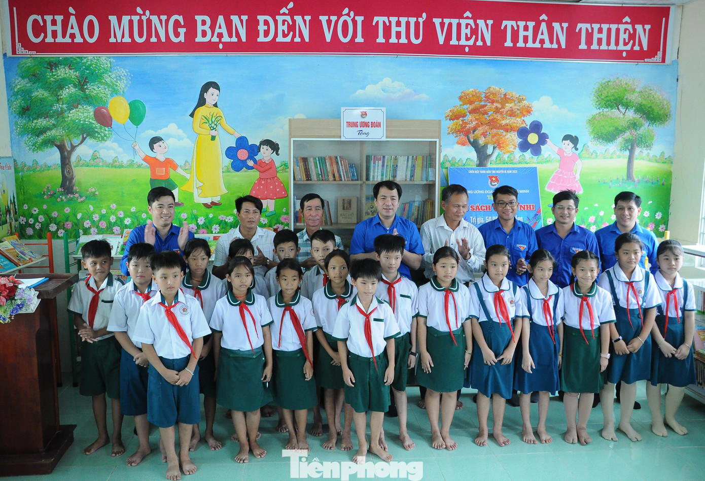 Bí thư T.Ư Đoàn Ngô Văn Cương tặng tủ sách cho thiếu nhi Trường Tiểu học xã Hàm Rồng, huyện Năm Căn.