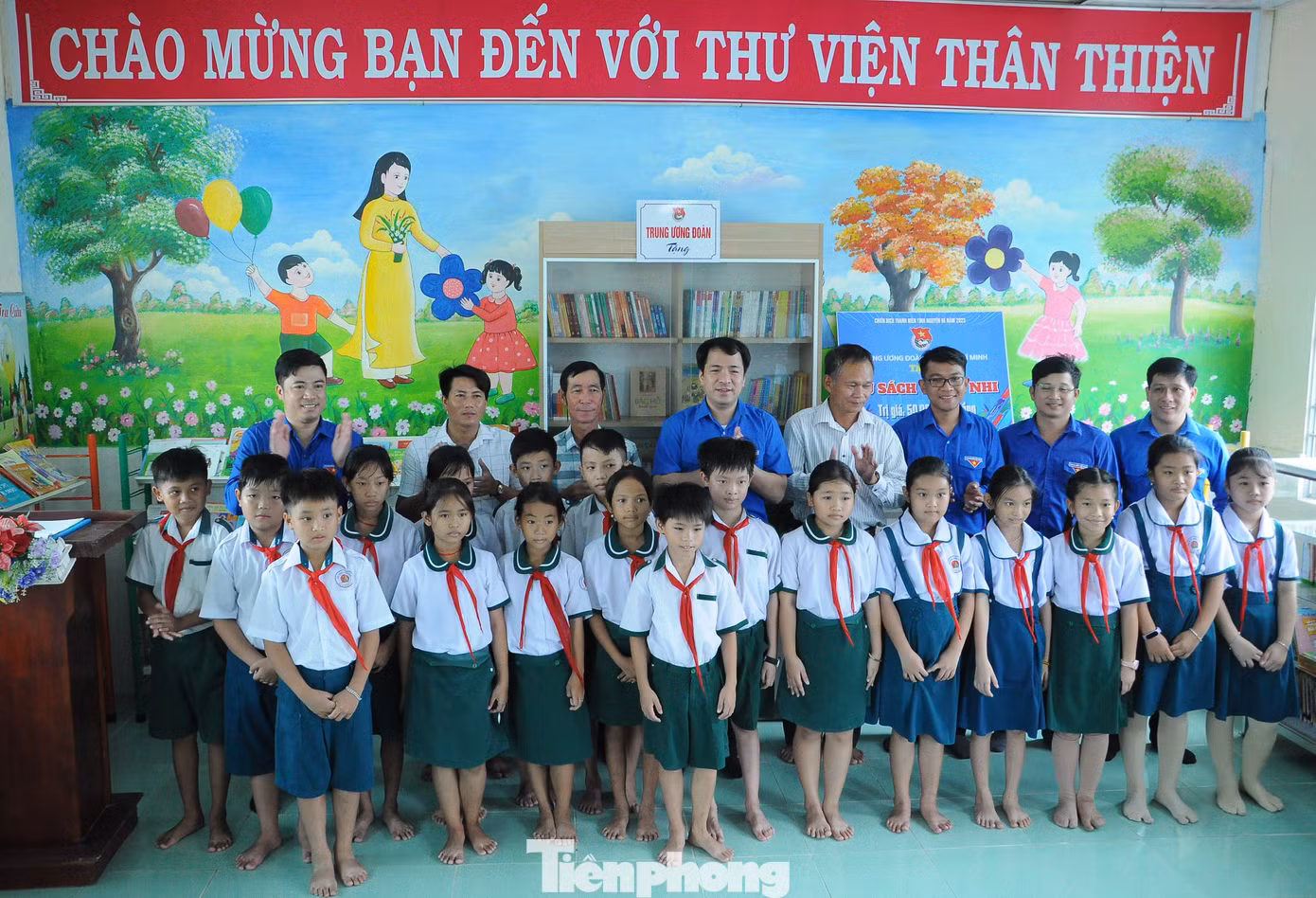 Đoàn công tác chụp ảnh lưu niệm cùng học sinh. Đoàn công tác chụp ảnh lưu niệm cùng học sinh.