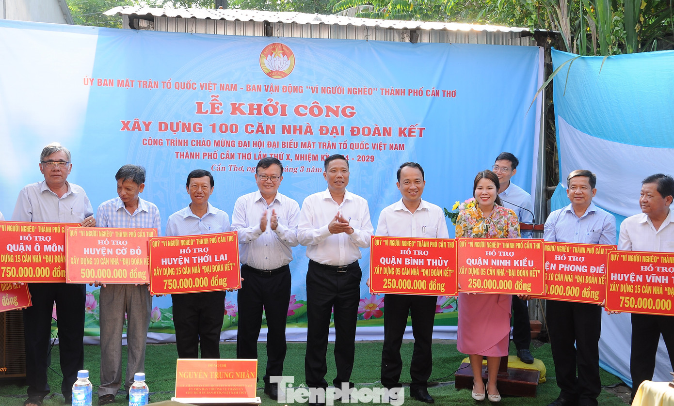 Lãnh đạo UBND thành phố và MTTQ thành phố Cần Thơ trao bảng tượng trưng cho các hộ nghèo. Ảnh: CK