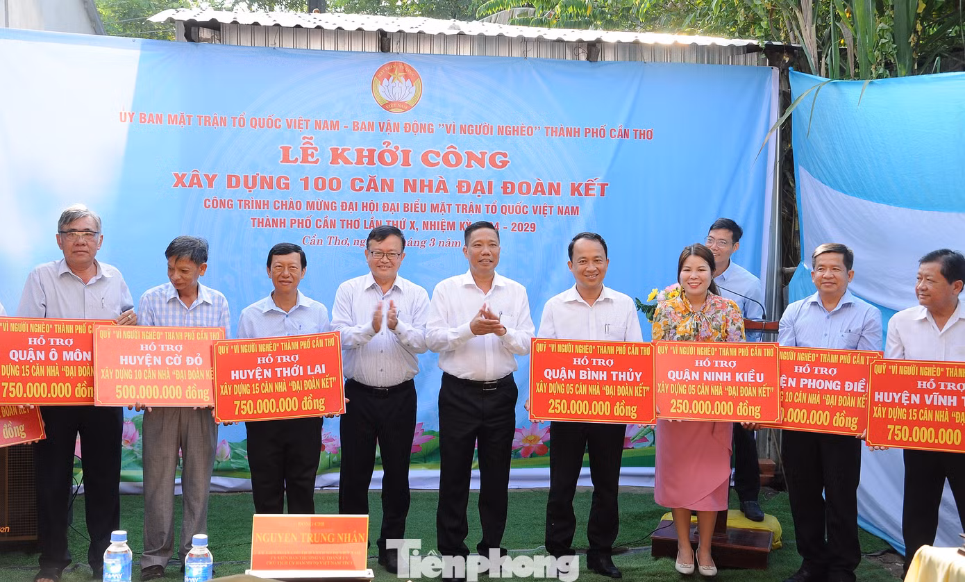 Lãnh đạo UBND thành phố và MTTQ thành phố Cần Thơ trao bảng tượng trưng cho các hộ nghèo. Ảnh: CK Lãnh đạo UBND thành phố và MTTQ thành phố Cần Thơ trao bảng tượng trưng cho các hộ nghèo. Ảnh: CK