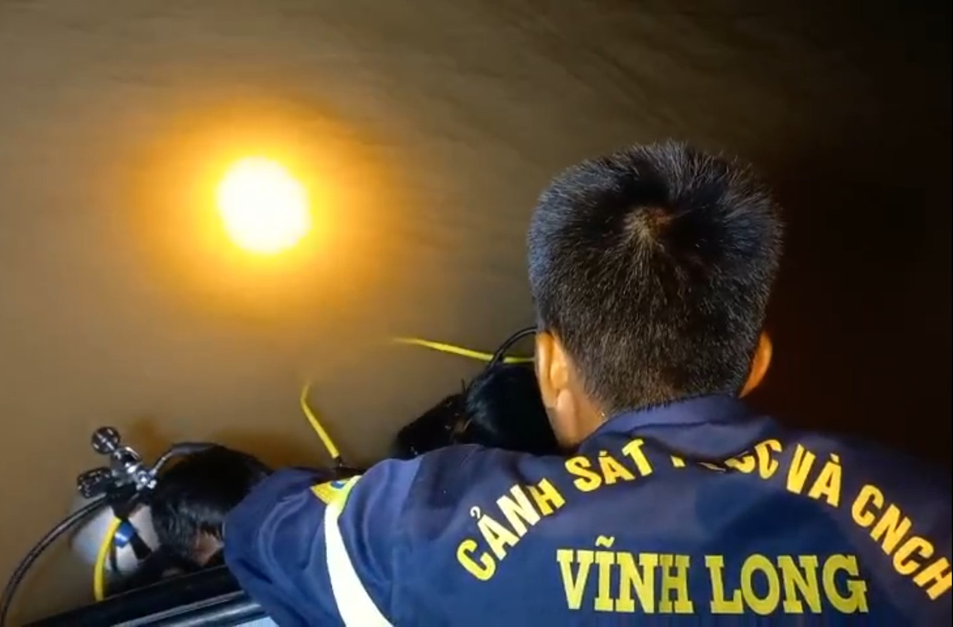 Lực lượng chức năng tổ chức tìm kiếm nạn nhân.