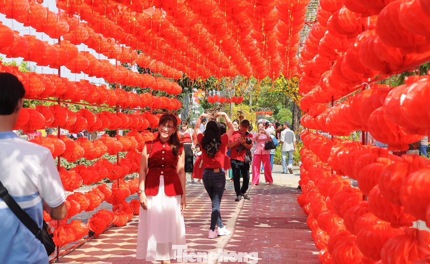 "Nhà lồng đèn" nổi bật giữa vườn hoa.