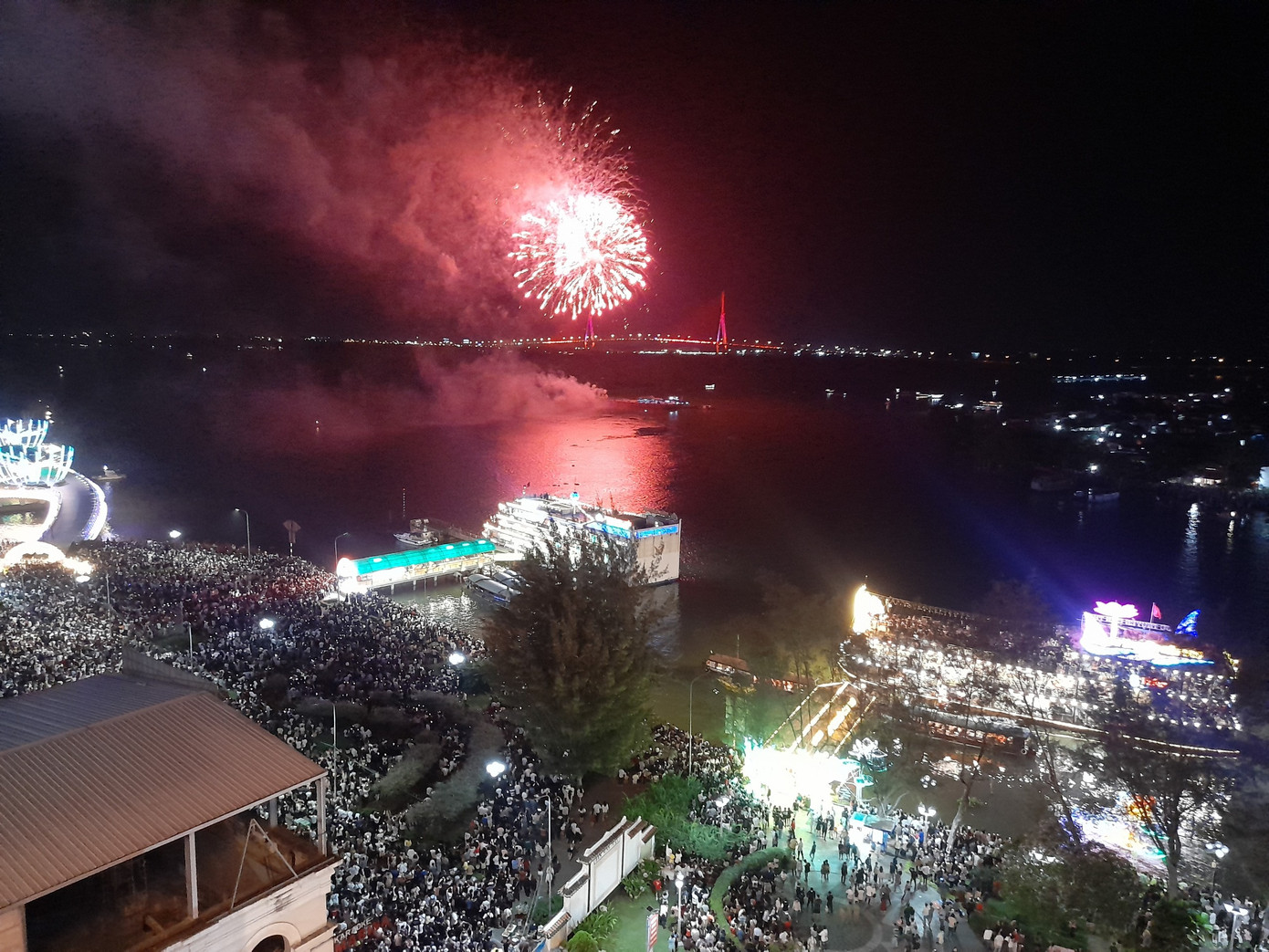 Hàng chục nghìn người có mặt tại khu vực bến Ninh Kiều, cầu đi bộ để thưởng thức màn pháo hoa tầm cao. Hàng chục nghìn người có mặt tại khu vực bến Ninh Kiều, cầu đi bộ để thưởng thức màn pháo hoa tầm cao.