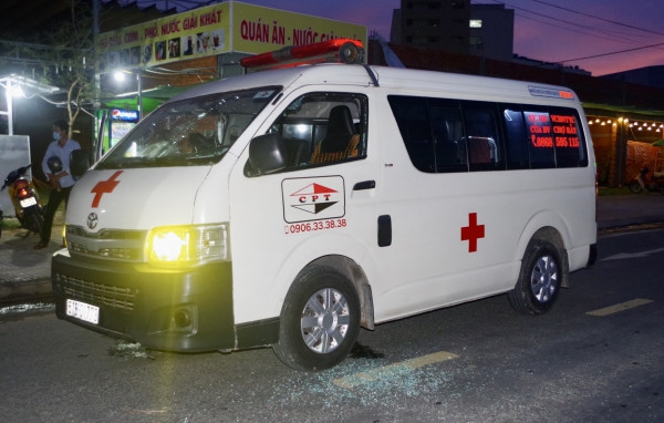 Xe cấp cứu bị nam thanh niên đập vỡ kính.