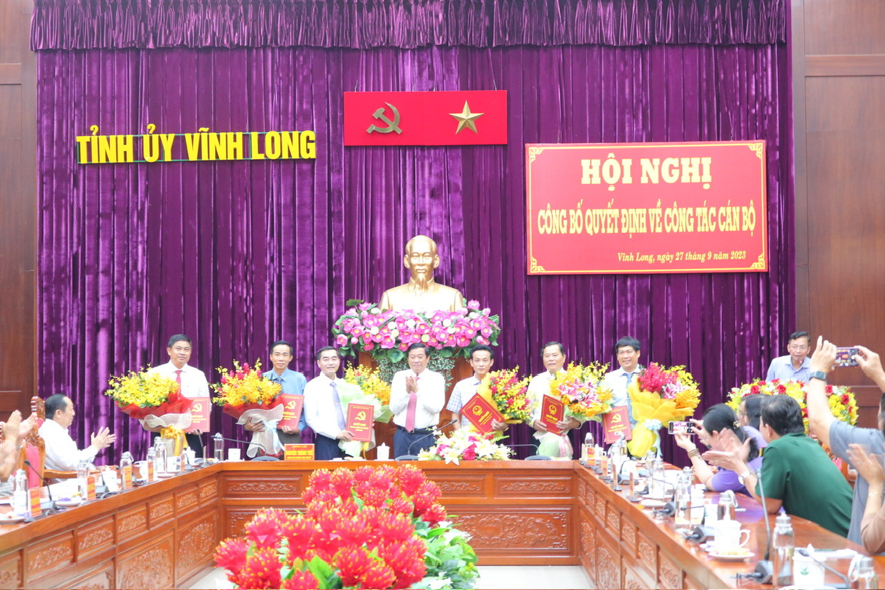 Bí thư Tỉnh ủy Vĩnh Long Bùi Văn Nghiêm trao quyết định cho các cán bộ. Bí thư Tỉnh ủy Vĩnh Long Bùi Văn Nghiêm trao quyết định cho các cán bộ.