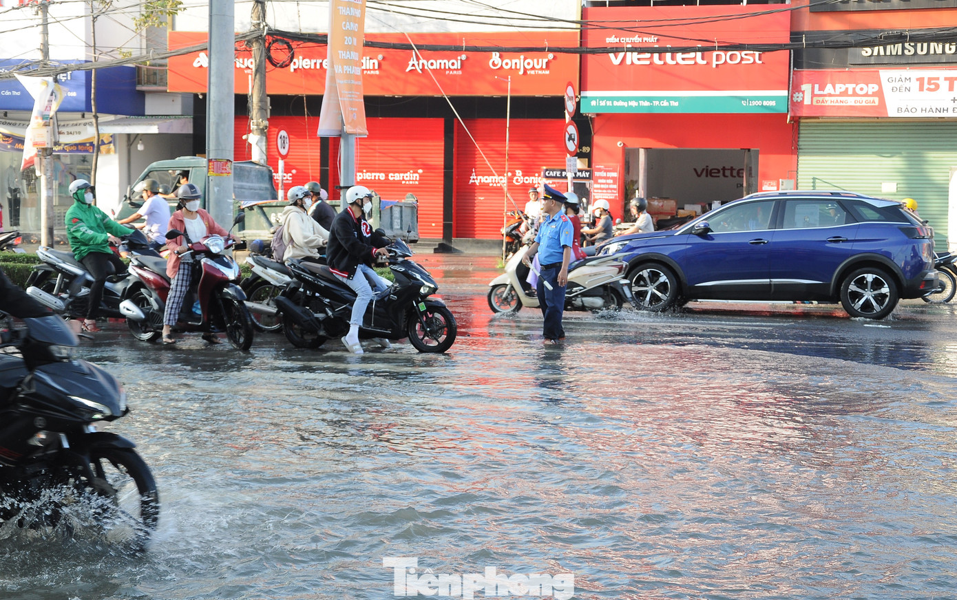 Lực lượng chức năng điều tiết giao thông. Lực lượng chức năng điều tiết giao thông.