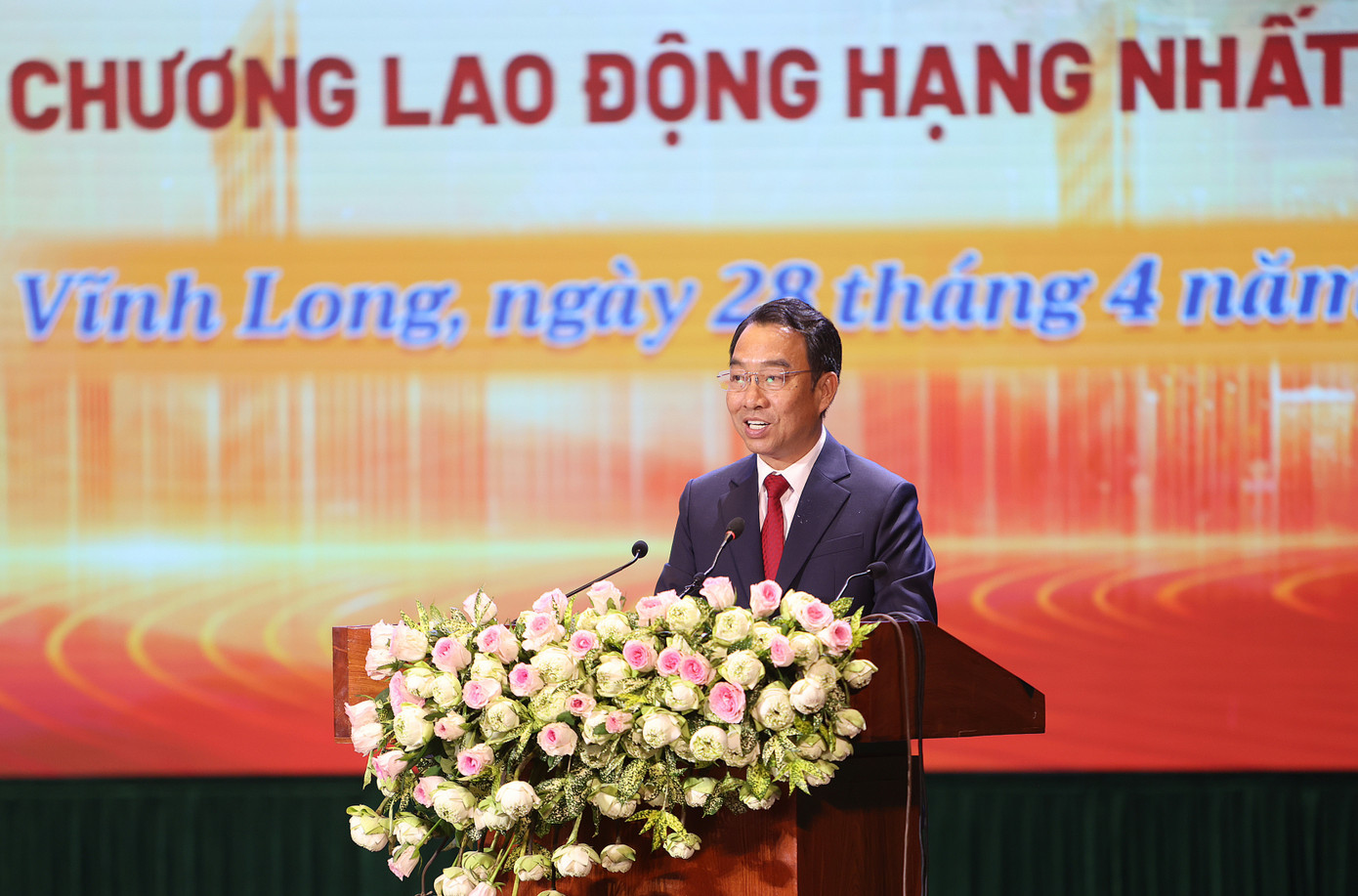 Chủ tịch UBND tỉnh Vĩnh Long - Lữ Quang Ngời phát biểu. Chủ tịch UBND tỉnh Vĩnh Long - Lữ Quang Ngời phát biểu.