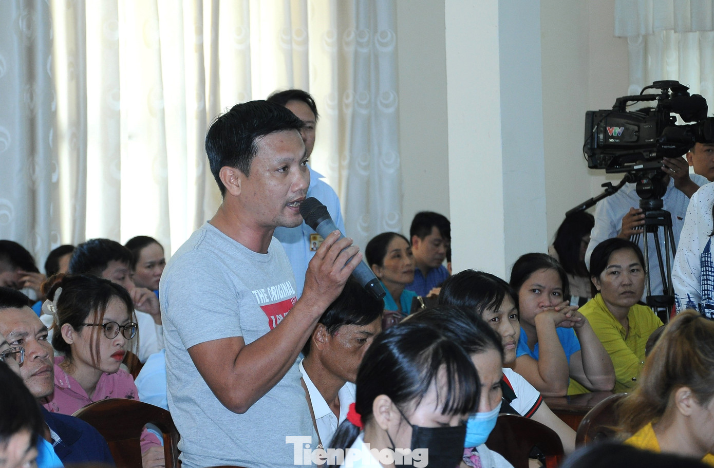 Cử tri thành phố Cần Thơ phát biểu tại buổi tiếp xúc. Ảnh: CK Cử tri thành phố Cần Thơ phát biểu tại buổi tiếp xúc. Ảnh: CK