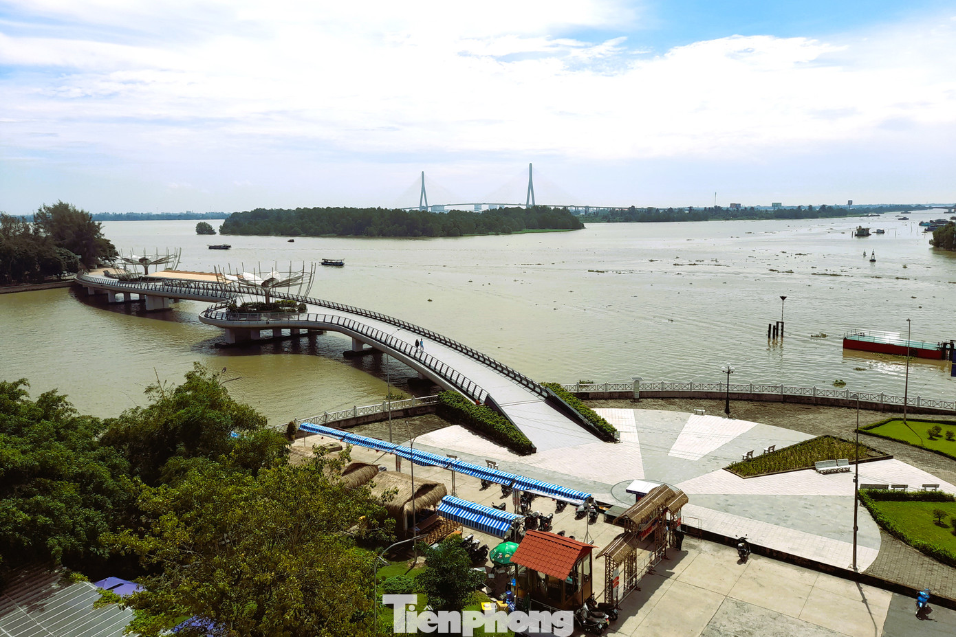 Cầu đi bộ tại khu vực Bến Ninh Kiều. Ảnh: Cảnh Kỳ Cầu đi bộ tại khu vực Bến Ninh Kiều. Ảnh: Cảnh Kỳ