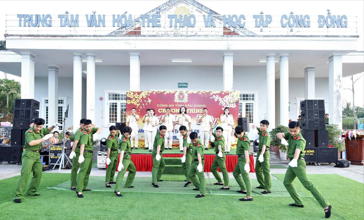 Tiết mục văn nghệ của lực lượng công an tại chương trình.