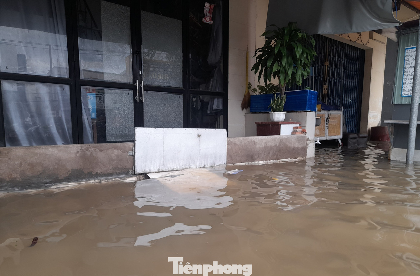 Một số nhà xây tường chắn nước.