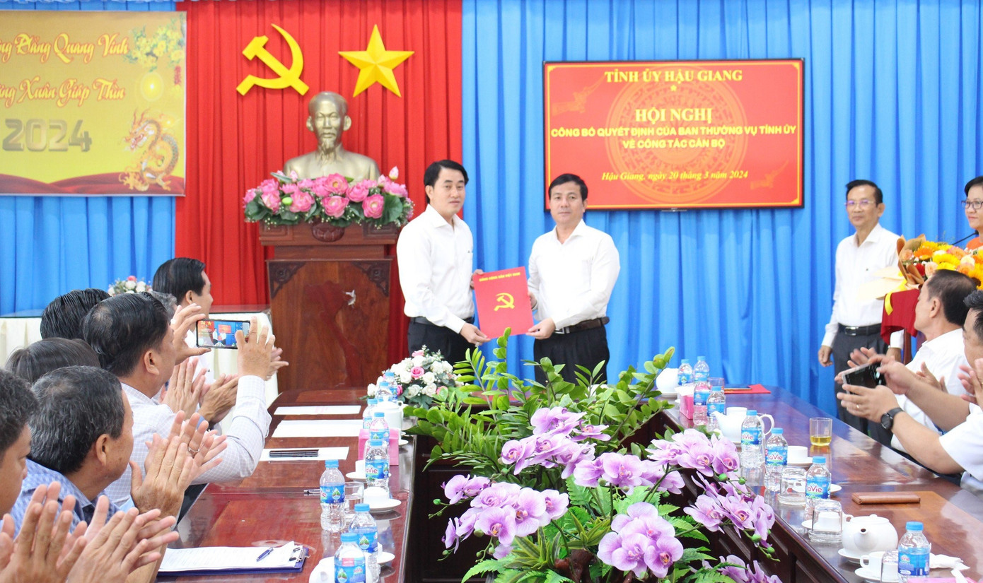 Phó Bí thư Thường trực Tỉnh ủy, Chủ tịch HĐND tỉnh Hậu Giang Trần Văn Huyến (phải) trao quyết định cho ông Huỳnh Thanh Phong. Phó Bí thư Thường trực Tỉnh ủy, Chủ tịch HĐND tỉnh Hậu Giang Trần Văn Huyến (phải) trao quyết định cho ông Huỳnh Thanh Phong.