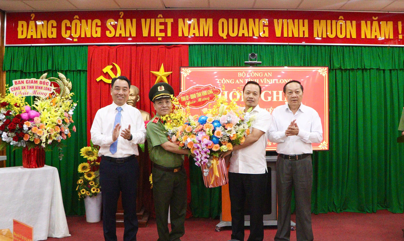 Lãnh đạo Tỉnh ủy, UBND tỉnh Vĩnh Long tặng hoa cho Thiếu tướng Nguyễn Trọng Dũng. Lãnh đạo Tỉnh ủy, UBND tỉnh Vĩnh Long tặng hoa cho Thiếu tướng Nguyễn Trọng Dũng.