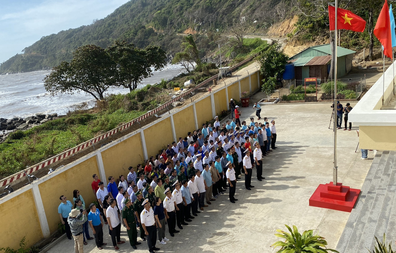 Đoàn công tác chào cờ tại Trạm Radar 595 trên đảo Hòn Khoai, điểm kế tiếp của hải trình sau 14 tiếng đồng hồ trên biển. Hòn Khoai là 1 trong 5 đảo thuộc cụm đảo Hòn Khoai, ở phía Đông Nam mũi Cà Mau thuộc địa bàn xã Tân Ân, huyện Ngọc Hiển, tỉnh Cà Mau. Đảo có diện tích khoảng 4km2, nằm cách đất liền khoảng 14km, điểm cao nhất so với mực nước biển khoảng 318m. Đoàn công tác chào cờ tại Trạm Radar 595 trên đảo Hòn Khoai, điểm kế tiếp của hải trình sau 14 tiếng đồng hồ trên biển. Hòn Khoai là 1 trong 5 đảo thuộc cụm đảo Hòn Khoai, ở phía Đông Nam mũi Cà Mau thuộc địa bàn xã Tân Ân, huyện Ngọc Hiển, tỉnh Cà Mau. Đảo có diện tích khoảng 4km2, nằm cách đất liền khoảng 14km, điểm cao nhất so với mực nước biển khoảng 318m.