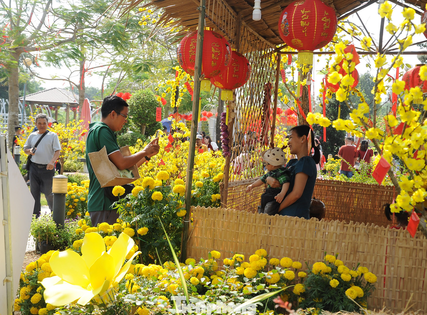 Vườn hoa được thiết kế với 14 tiểu cảnh mang hình ảnh Tết xưa, linh vật rồng...