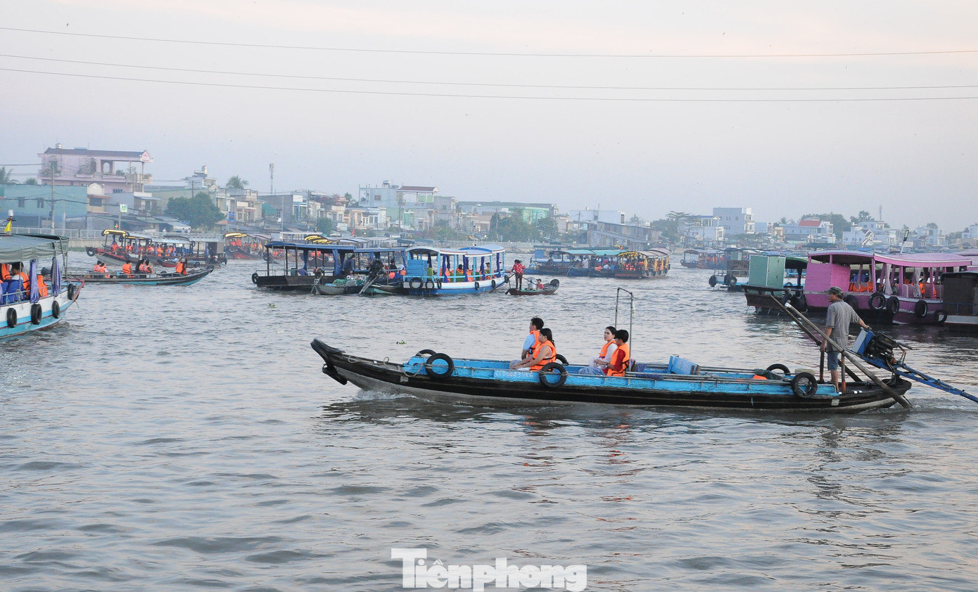 Du khách tham quan chợ nổi Cái Răng, Cần Thơ. Ảnh: Cảnh Kỳ.