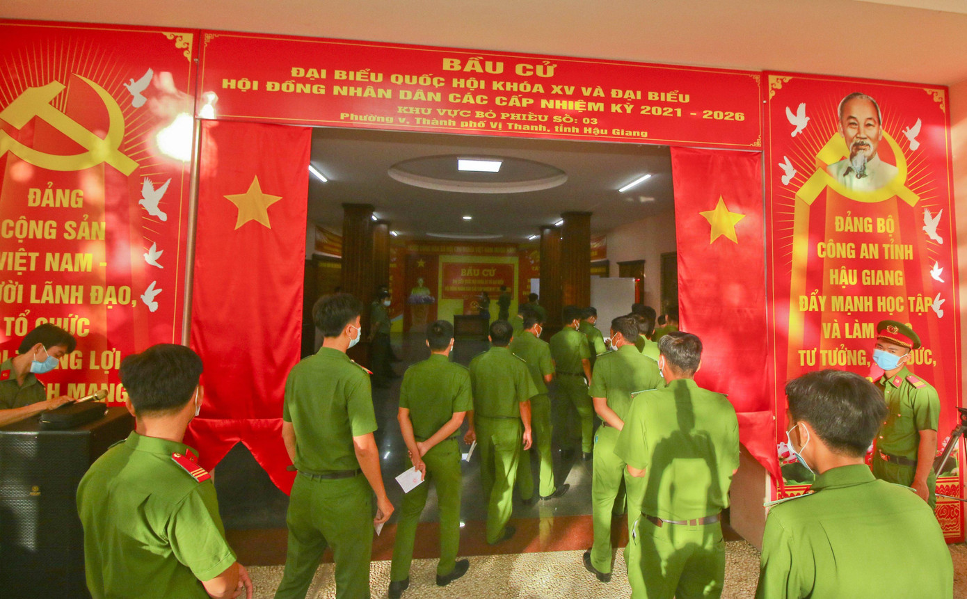 Gần 1.000 cử tri trong lực lượng Công an tỉnh đã có mặt đông đủ và thực hiện công tác bầu cử đúng quy định. Gần 1.000 cử tri trong lực lượng Công an tỉnh đã có mặt đông đủ và thực hiện công tác bầu cử đúng quy định.