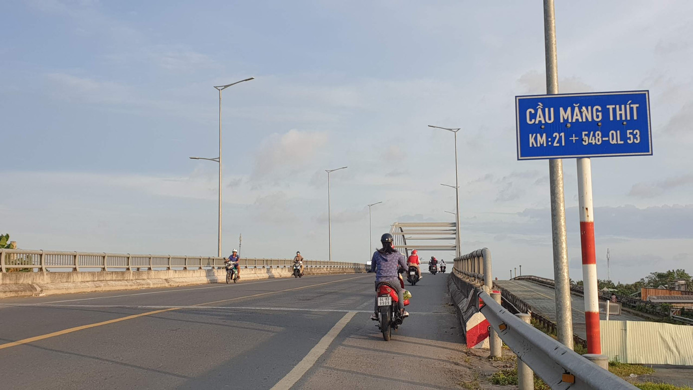 Cầu Măng Thít trên Quốc lộ 53, nối Vĩnh Long với Trà Vinh (cầu cũ, nhỏ bên phải). Ảnh: N.V