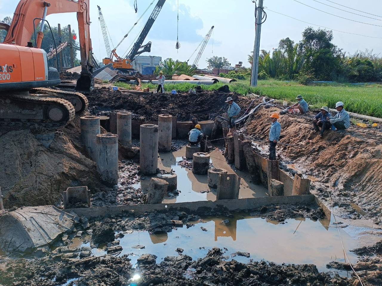 Các nhà thầu đã tổ chức 167 mũi thi công, huy động 686 máy móc thiết bị các loại, cùng hơn 1.000 nhân sự (kỹ sư và công nhân). Do thiếu nguồn vật liệu cát đắp nền đường nên các nhà thầu chủ yếu tập trung triển khai thi công các hạng mục cầu trên tuyến và đào đất không thích hợp, đắp bờ bao và thi công đường công vụ, cầu tạm...