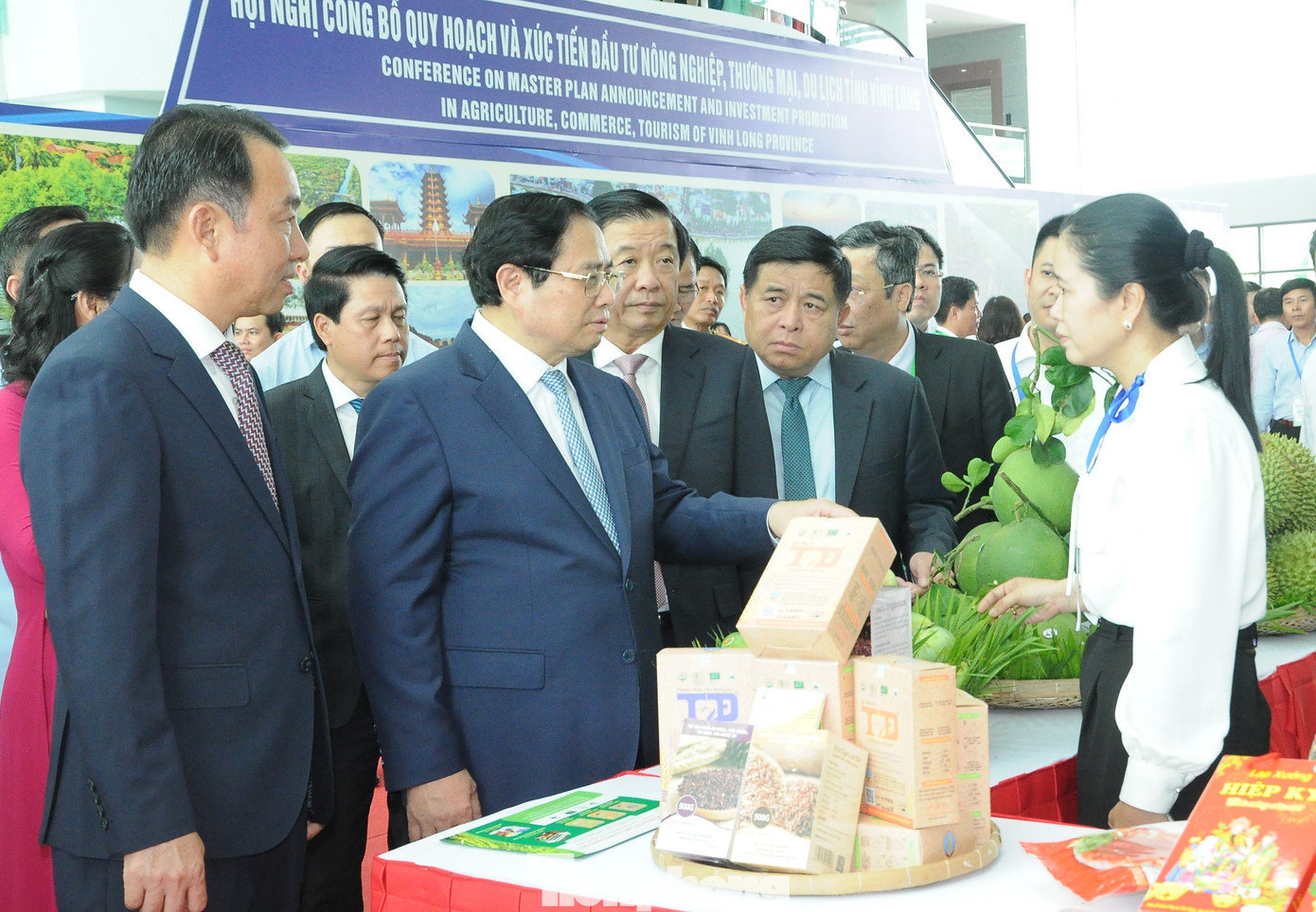 Thủ tướng Phạm Minh Chính tham quan trưng bày đặc sản Vĩnh Long bên lề hội nghị (Ảnh: CK).