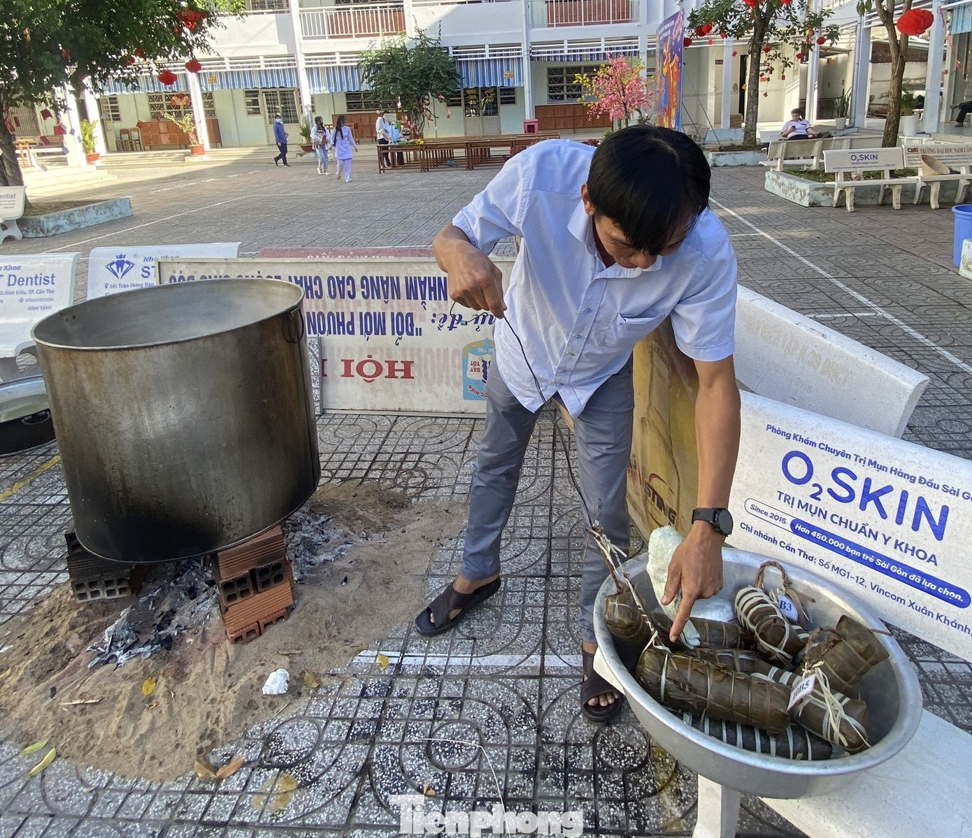 Bánh tét sau khi được nấu chín. Bánh tét sau khi được nấu chín.