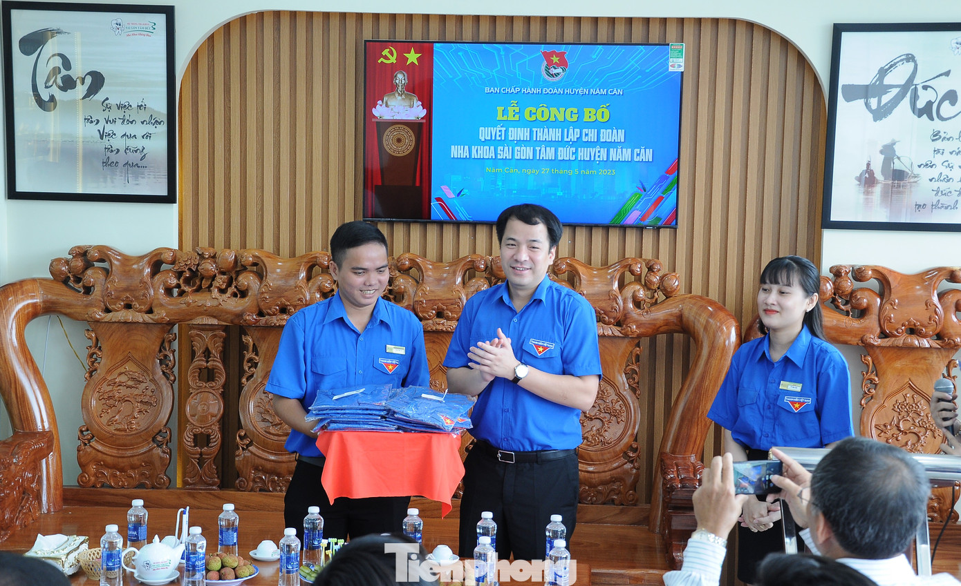 Bí thư Trung ương Đoàn Ngô Văn Cương tặng quà Chi đoàn Nha khoa Sài Gòn Tâm Đức. Bí thư Trung ương Đoàn Ngô Văn Cương tặng quà Chi đoàn Nha khoa Sài Gòn Tâm Đức.