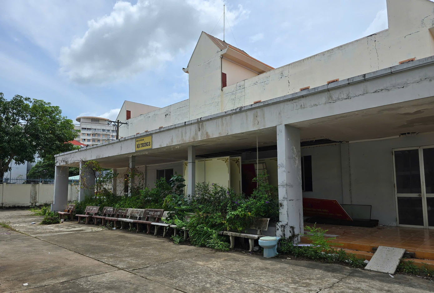 Sở Xây dựng Cần Thơ đang rà soát 20 căn nhà ở cũ thuộc công sản để đề xuất chuyển đổi công năng và cải tạo thành nhà ở công vụ. Ngoài ra, Sở Xây dựng đang quản lý 15 căn nhà ở công vụ, qua rà soát có 5 căn diện thu hồi để bố trí cho cán bộ khác, khi cán bộ đang ở đã nghỉ hưu, hoặc chuyển về địa phương mới. Ảnh dãy phòng nghỉ sau Thành uỷ.