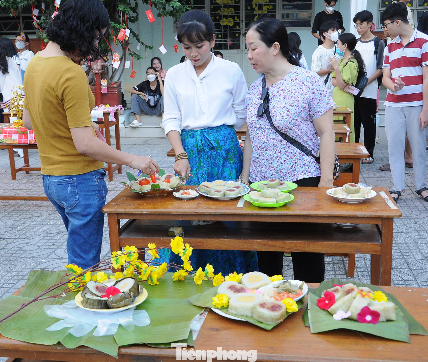 Ban giám khảo chấm điểm phần trình bày của các lớp. Ban giám khảo chấm điểm phần trình bày của các lớp.