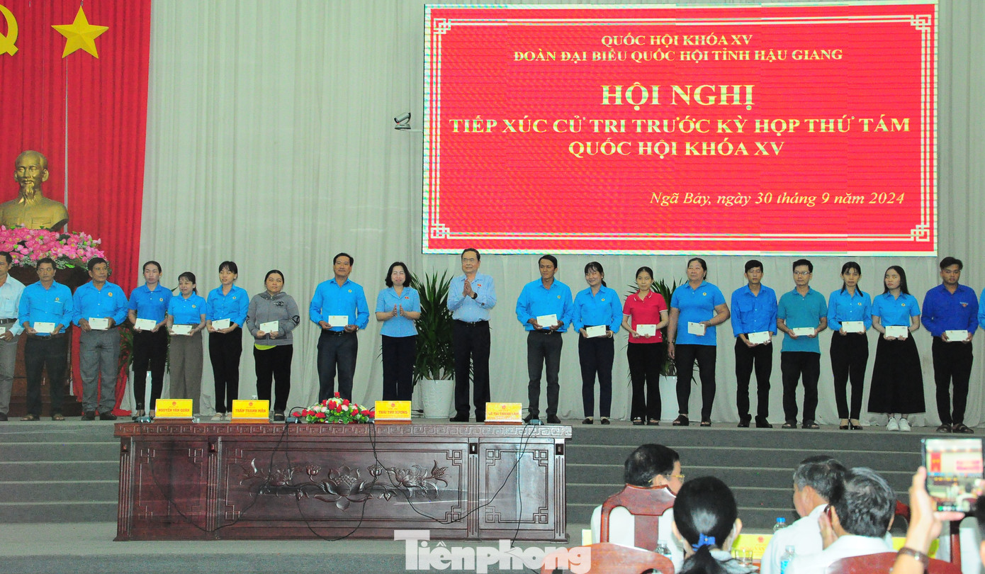 Chủ tịch Quốc hội Trần Thanh Mẫn và Phó Chủ tịch Thường trực Tổng Liên đoàn Lao động Việt Nam - Thái Thu Xương tặng quà cho hộ hoàn cảnh khó khăn trên địa bàn thành phố Ngã Bảy. Ảnh: CK Chủ tịch Quốc hội Trần Thanh Mẫn và Phó Chủ tịch Thường trực Tổng Liên đoàn Lao động Việt Nam - Thái Thu Xương tặng quà cho hộ hoàn cảnh khó khăn trên địa bàn thành phố Ngã Bảy. Ảnh: CK