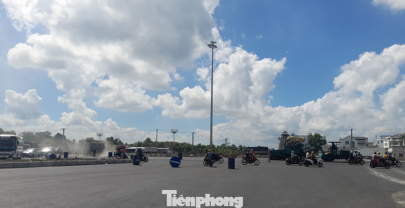 Tuy nhiên, tại khu vực vòng xoay giao Quốc lộ 1 với đường dẫn cầu Trần Hoàng Na vẫn đang thi công hoàn thiện. Tuy nhiên, tại khu vực vòng xoay giao Quốc lộ 1 với đường dẫn cầu Trần Hoàng Na vẫn đang thi công hoàn thiện.