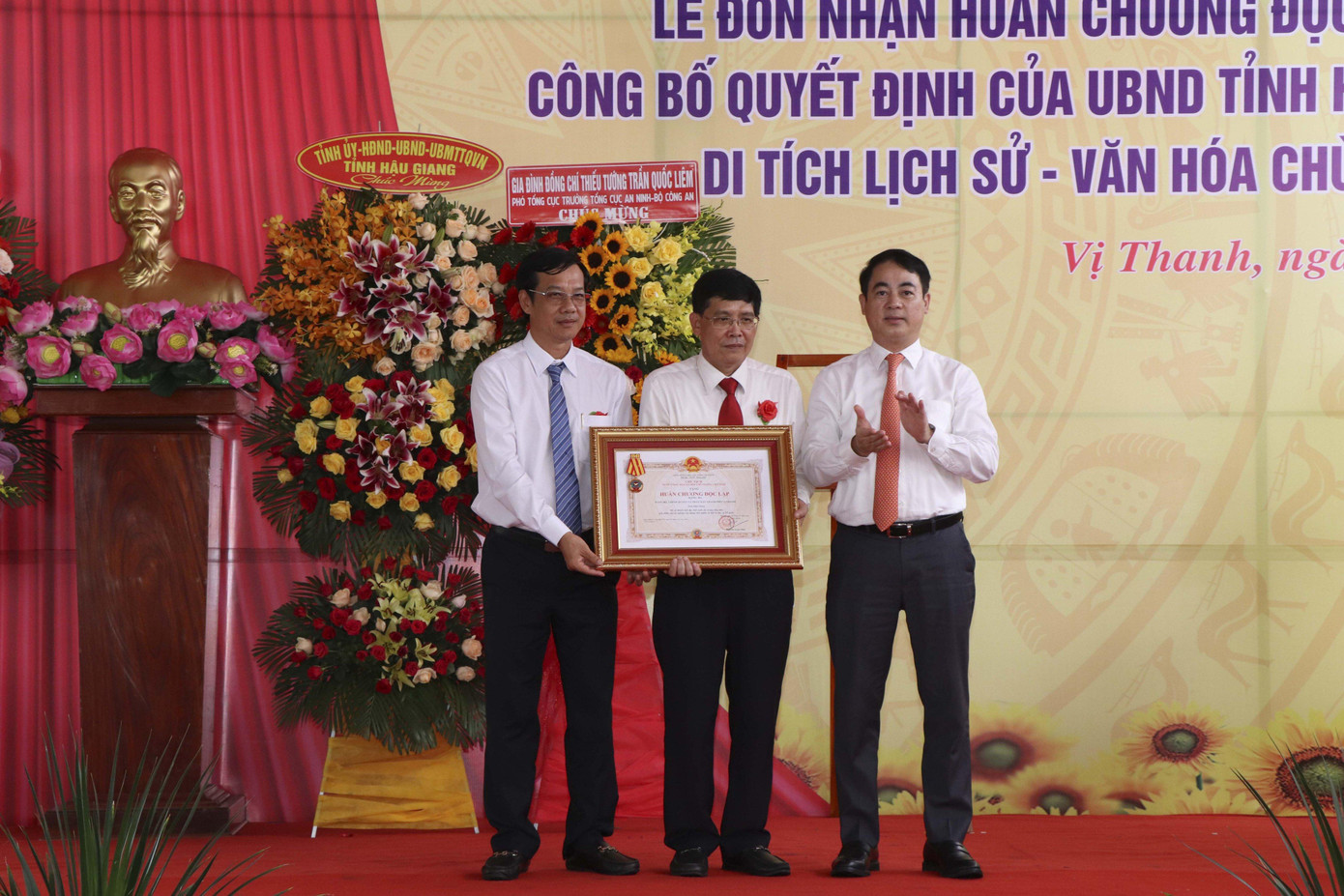 Bí thư Tỉnh ủy Hậu Giang Nghiêm Xuân Thành (ngoài cùng bên phải) trao Huân chương Độc lập hạng Ba của Chủ tịch nước tặng thưởng cho thành phố Vị Thanh. Bí thư Tỉnh ủy Hậu Giang Nghiêm Xuân Thành (ngoài cùng bên phải) trao Huân chương Độc lập hạng Ba của Chủ tịch nước tặng thưởng cho thành phố Vị Thanh.