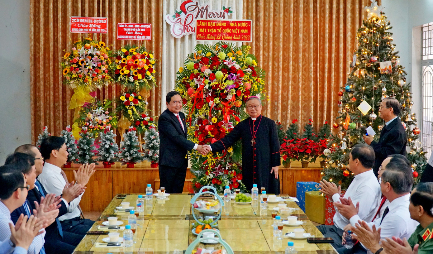 Phó Chủ tịch Thường trực Quốc hội Trần Thanh Mẫn tặng hoa chúc mừng Giáng sinh Giáo phận Cần Thơ.