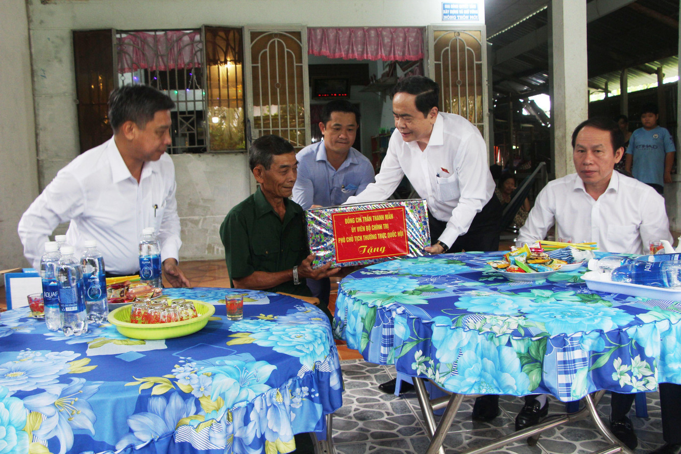 Phó Chủ tịch Thường trực Quốc hội Trần Thanh Mẫn tặng quà thương binh Hà Văn Danh. Phó Chủ tịch Thường trực Quốc hội Trần Thanh Mẫn tặng quà thương binh Hà Văn Danh.