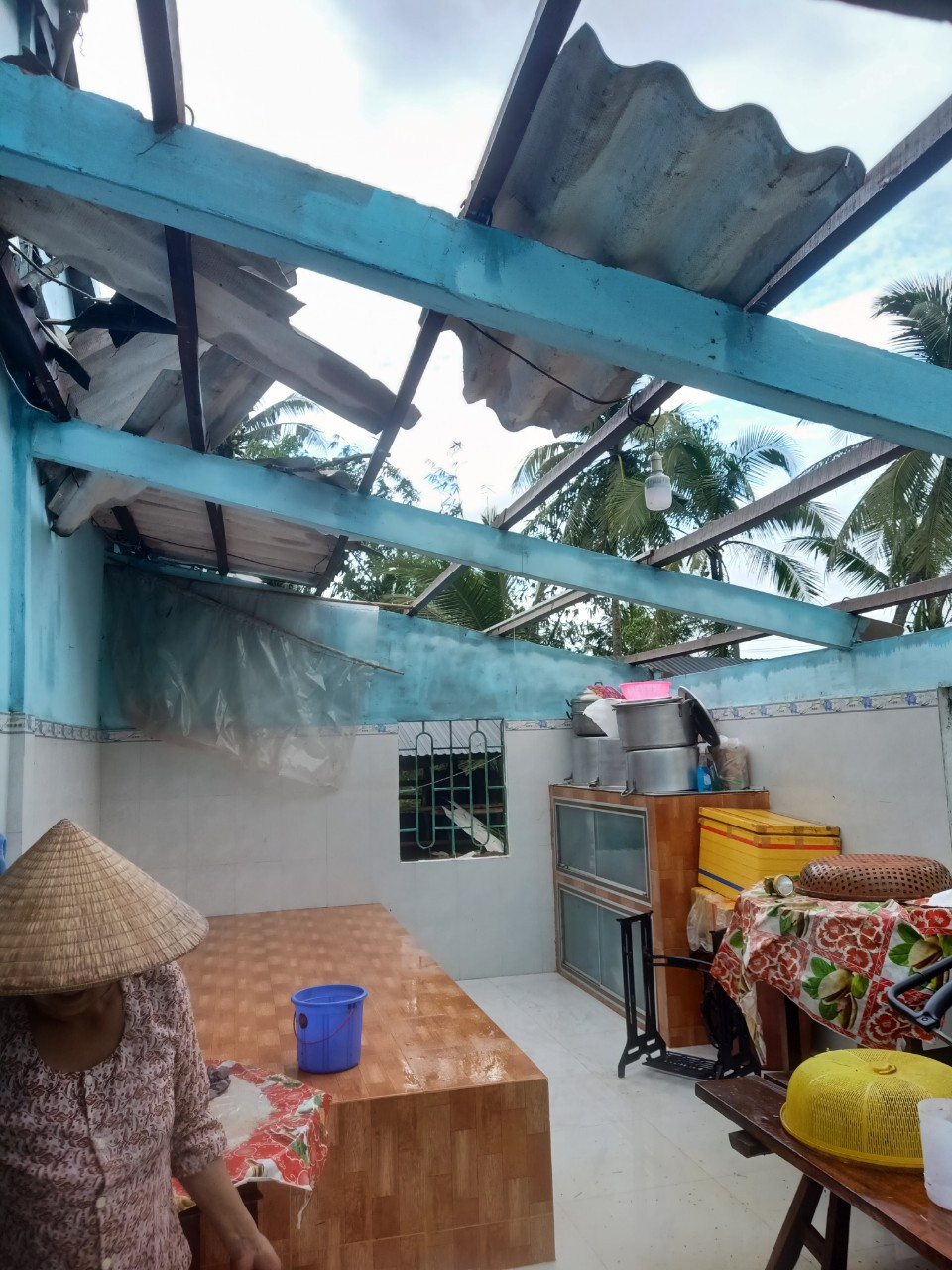 Nhiều nhà bị tốc mái.