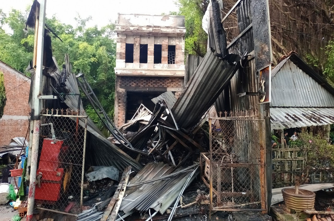 Vụ cháy khiến 2 cha con tử vong. Vụ cháy khiến 2 cha con tử vong.