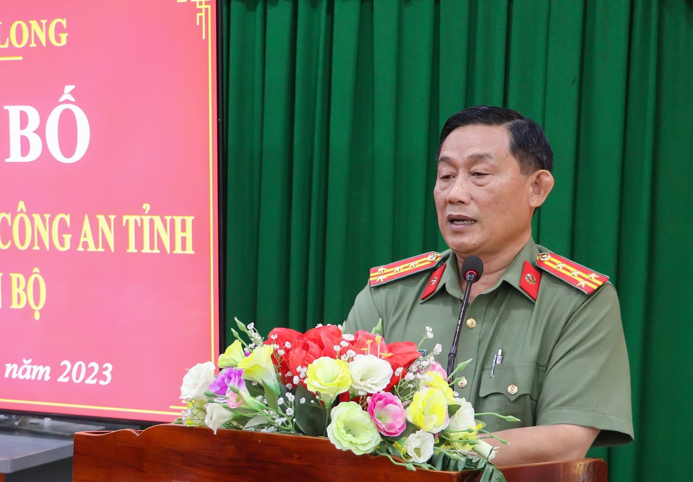 Đại tá Phan Ngọc Tính - Phó Giám đốc Công an tỉnh Vĩnh Long phát biểu tại buổi lễ. Đại tá Phan Ngọc Tính - Phó Giám đốc Công an tỉnh Vĩnh Long phát biểu tại buổi lễ.