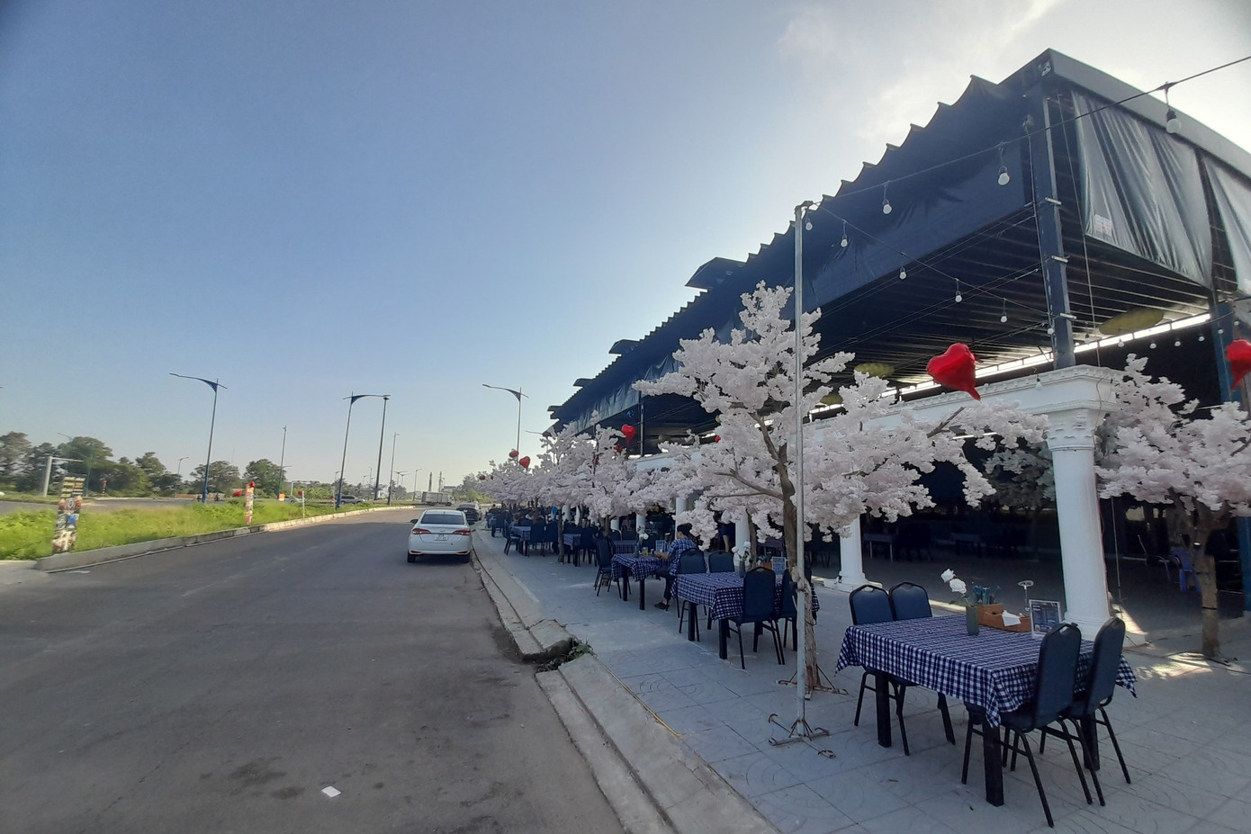 Nhà hàng mở cửa sáng 16/2.